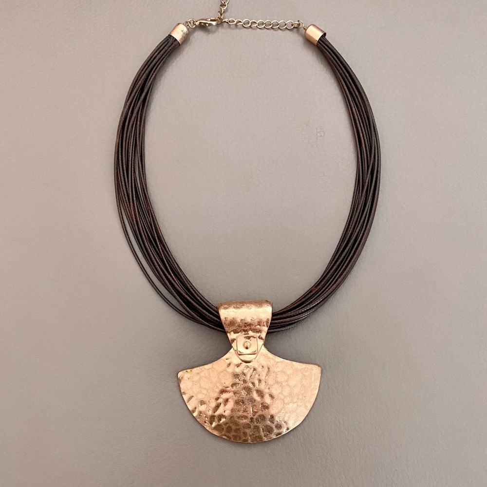 Fashion necklace hammered gold coloured pendant